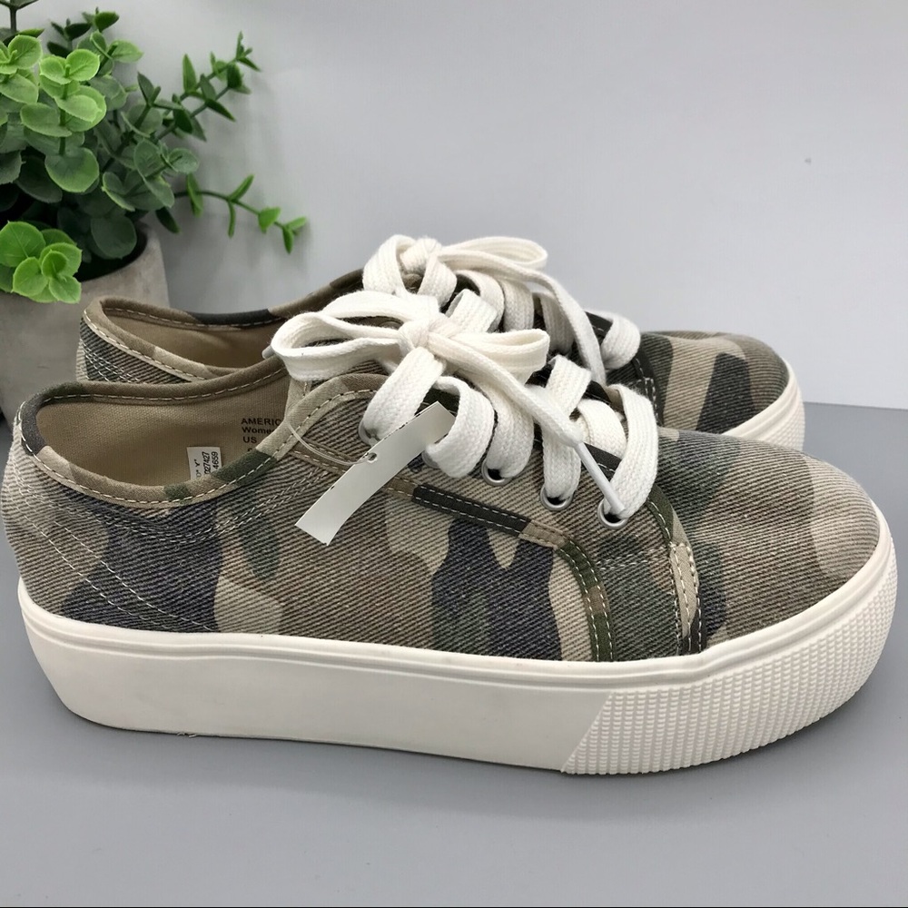 American Eagle camouflage platform shoes size 6